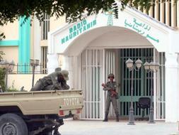 Vaarios soldados mauritanos vigilan la sede de la radio en la ciudad de Nouakchott, Mauritania. /EFE