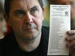 Arnaldo Otegi, dos semanas antes de ingresar en prisión, sostiene una papeleta de voto de ANV. /ARCHIVO