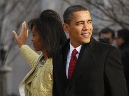 Primer plano del presidente Obama, junto a su mujer, a la llegada a la casa Blanca. / Afp