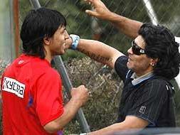 Maradona charla con el 'Kun' al término de un entrenamiento del Atlético de Madrid. / Archivo