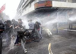 La Policía intenta dispersar a los manifestantes con chorros de agua. / Foto: Reuters | Vídeo: Atlas