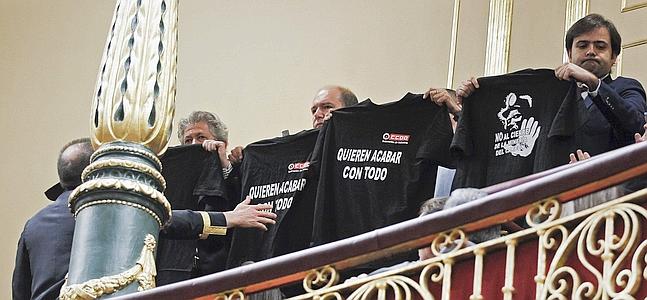 Mineros exhiben varias camisetas negras alusivas al conflicto de la minería./ Foto: Efe | Vídeo: Ep