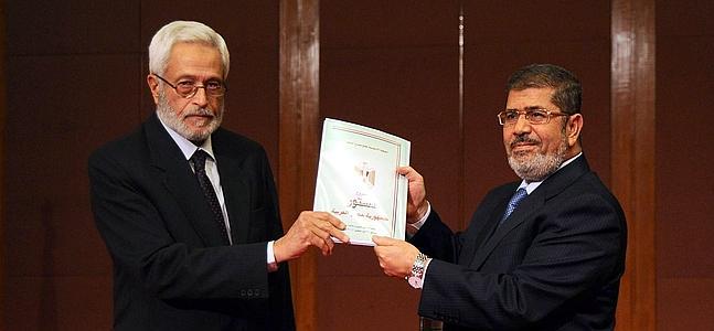 Morsi con la nueva Constitución. / Archivo