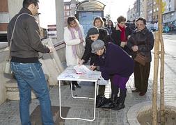 Empleados del Parador de Teruel recogen firmas contra el cierre de este alojamiento. / Antonio García (Efe)