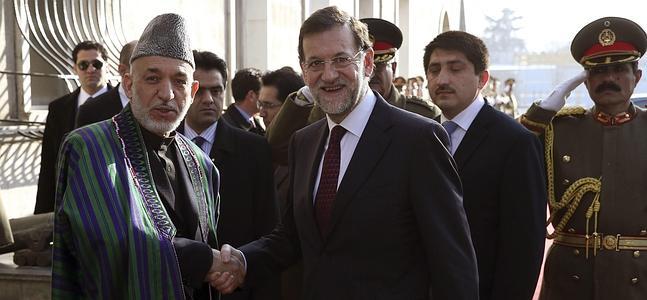 Mariano Rajoy , saludando al presidente afgano, Hamid Karzai./ D. Crespo (Efe) | Atlas