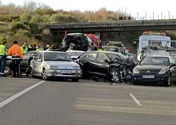 Vista de un accidente de tráfico en Ourense. / Efe