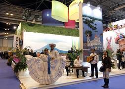 Muestra de baile tradicional en el stand de Nicaragua./ Efe