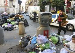 Basura acumulada en una calle de Sevilla. / Foto: Olga Labrador (Efe) | Vídeo: Europa Press