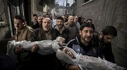 Un grupo de hombres desolados por la muerte de dos pequeños llevan los cuerpos a una mezquita. / Paul Hansen