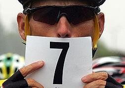 Lance Armstrong muestra un cartel que indica el número de veces que ha ganado la ronda francesa: 7