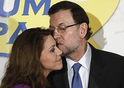 Mariano Rajoy besa a María Dolores Cospedal. /Reuters | Vídeo: Atlas