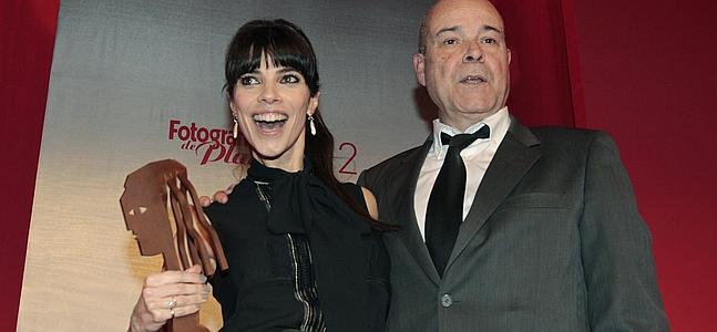 Maribel Verdú, tras recibir de manos de Antonio Resines el Fotogramas de Plata a la mejor actriz de cine. / Alberto Martín (Efe)