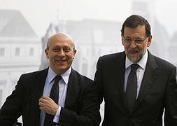 Ignacio Wert llega al Parlamento junto a Mariano Rajoy. / Reuters