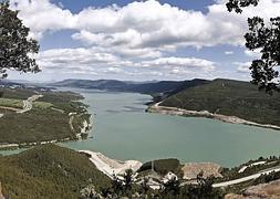 Panorámica del pantano de Yesa en el río Aragón. / Jesús Diges (Efe)