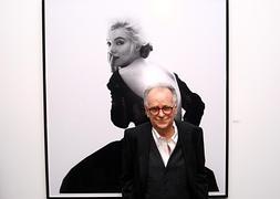 Bert Stern, delante de un retrato de Marilyn Monroe. / Neilson Barnard (Afp)