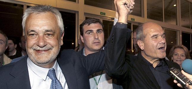 José Antonio Griñán y Manuel Chaves celebrando los resultados de las elecciones autonómicas. / Archivo