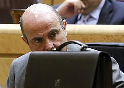 El ministro de Economía, Luis de Guindos, en el Senado. / Efe