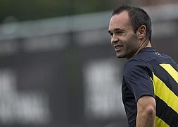 Iniesta, durante un entrenamiento. / Efe