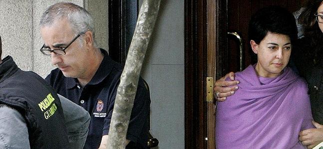 Los padres de la pequeña asesinada tras finalizar los registros./ Efe | Atlas