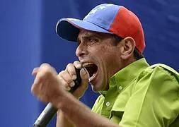 Capriles se dirige a sus seguidores en Caracas. / Afp