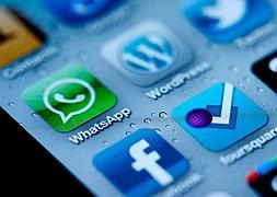 Logos de Whatsapp y Facebook en un teléfono móvil