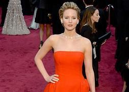 Jennifer Lawrence, a su llegada a la alfombra roja. / Afp