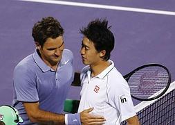 Federer felicita a Nishikori tras su eliminación en Cayo Vizcaíno. / Erik S. Lesser (EFE)