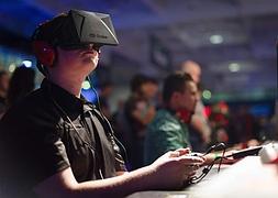 Un joven prueba el casco de Oculus VR. / Archivo