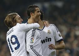 Modric abraza a Cristiano para celebrar un gol. / Juan Medina (Reuters)
