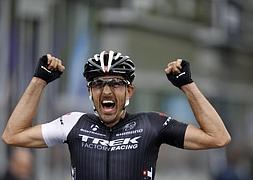 Cancellara celebra su triunfo en Flandes. / Thierry Roge (AFP)