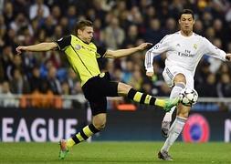Cristiano (d) disputa un balón con Pisczek. / Javier Soriano (AFP)