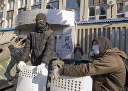 Manifestantes prorrusos en Luhansk, al este de Ucrania. / Stringer (Reuters)