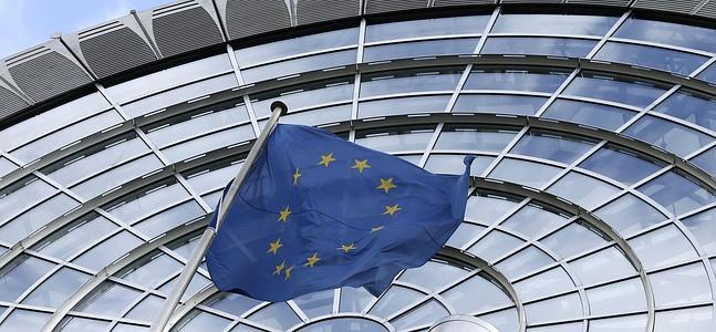 Una bandera de la UE ondea en la fachada de la Eurocámara, en Bruselas. / Francois Lenoir (Reuters)