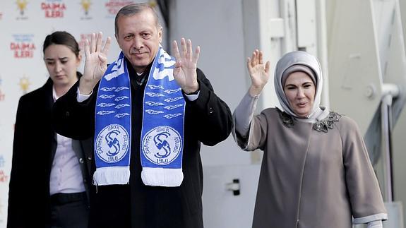 El presidente Erdogan y su mujer Emine, durante un mitin de la campaña electoral, el pasado 29 de marzo.