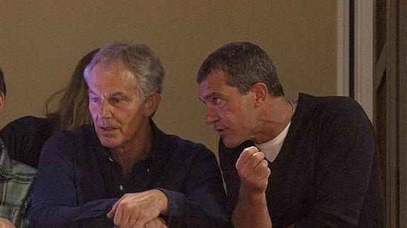 El exprimer ministro británico y Antonio Banderas compartieron balcón en el hotel Larios. 