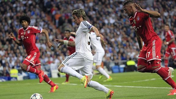 Coentrao supera a Boateng y Dante para asistir a Benzema en la jugada del único gol  