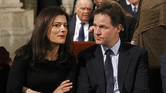 «Los hombres que cuidan de sus hijos tienen más cojones», dice la mujer de Clegg