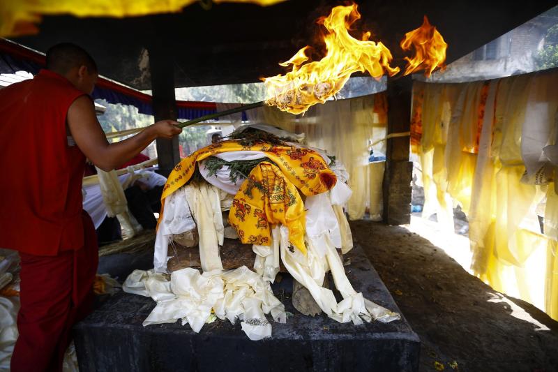 Un monje budista nepalí se prepara para incinerar el cuerpo de uno de los Sherpas fallecidos