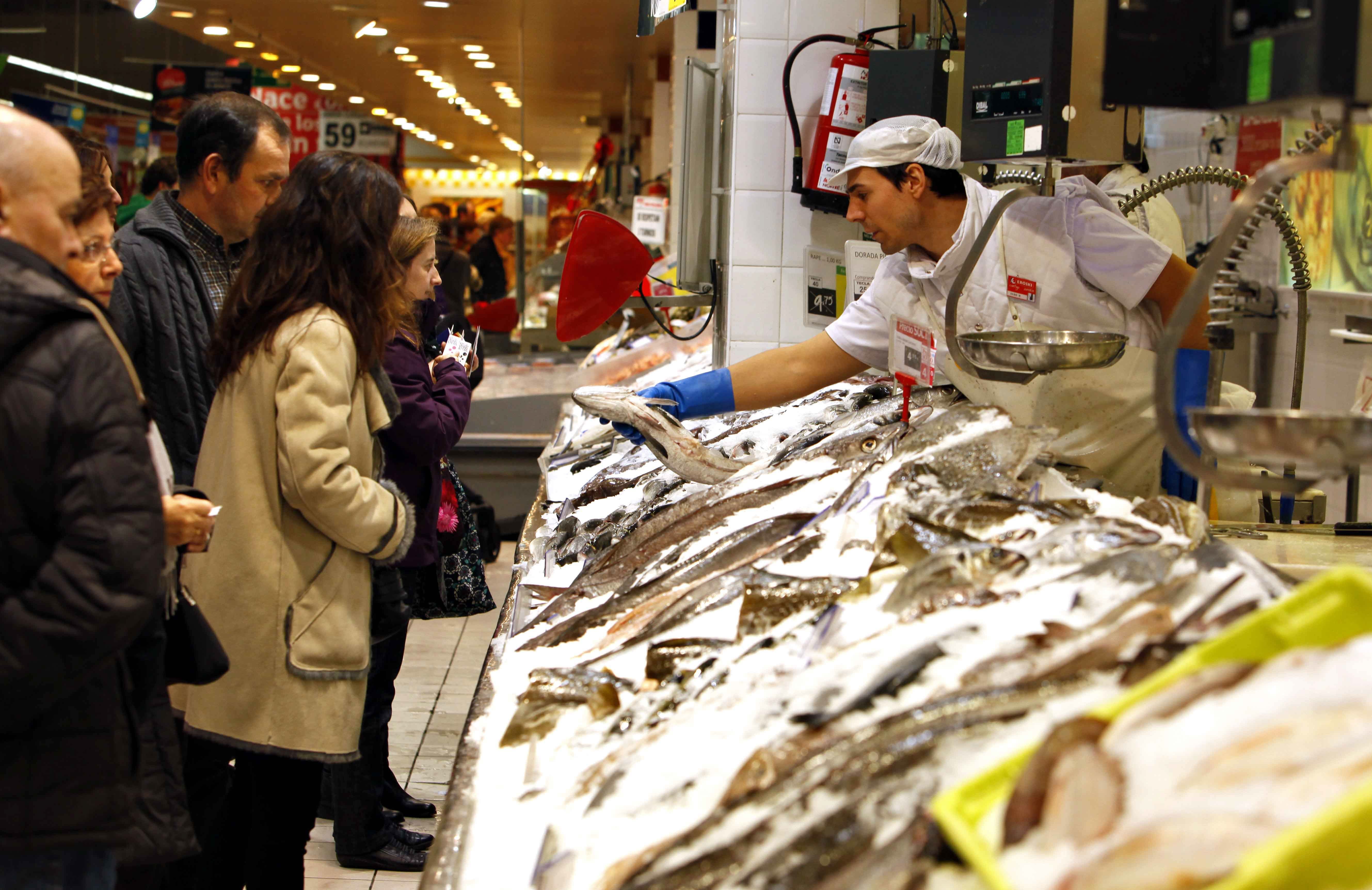 Puesto de pescados en un supermercado. 