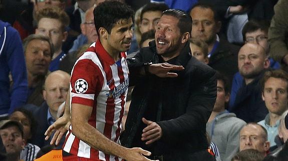 Simeone y Costa se abrazan tras el gol del punta. 