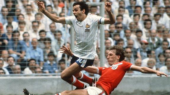 Platini (a) y Butcher, durante el Francia-Inglaterra de 1982. 