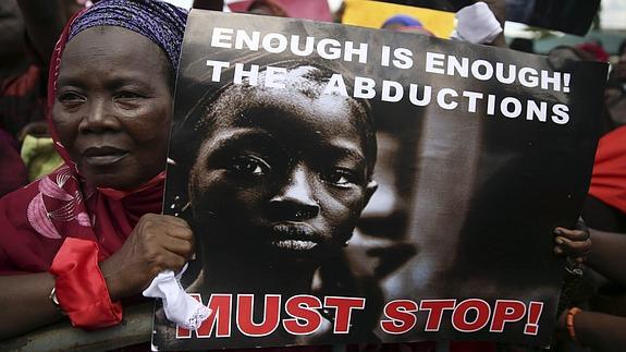 Una mujer pide la liberación de las menores secuestradas en Nigeria. 