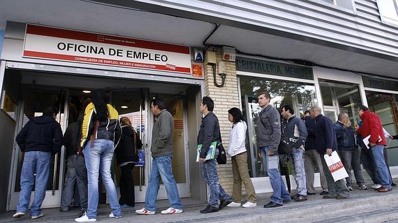 Colas en una oficina de empleo de Madrid