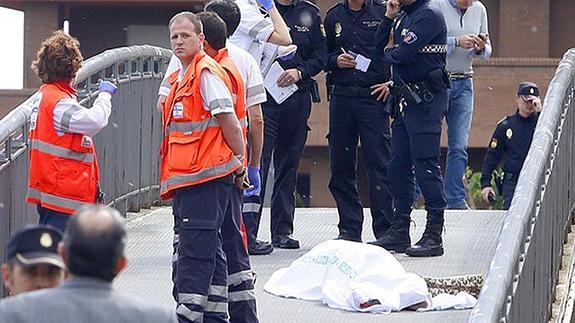 La Policía y los servicios sanitarios junto al cadáver de Isabel Carrasco. 