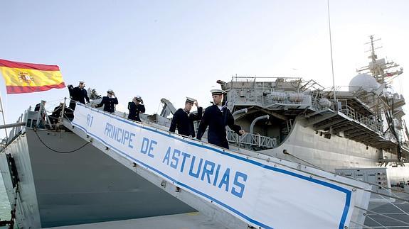 Varios marineros descienden del 'Príncipe de Asturias'. 