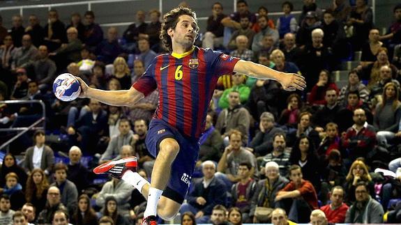 Juanín García lanza a portería.