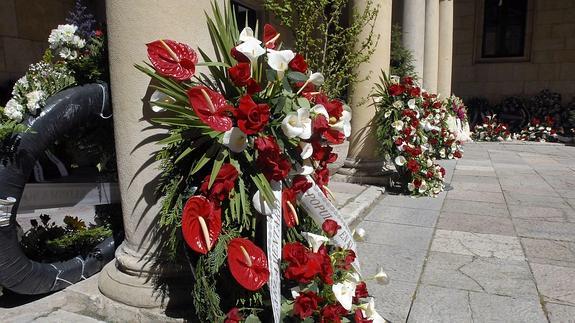 Flores en la Diputación de León en recuerdo de Isabel Carrasco.