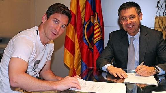 Messi y Bartomeu firman el nuevo contrato. 