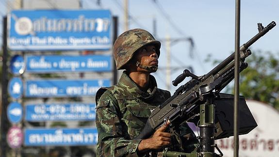 Soldado tailandés en las calles de Bangkok.