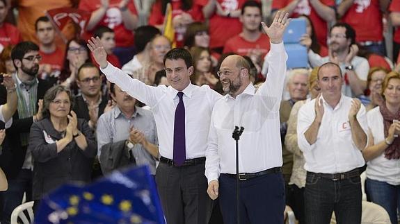Valls y Schulz saludan tras el mitin 